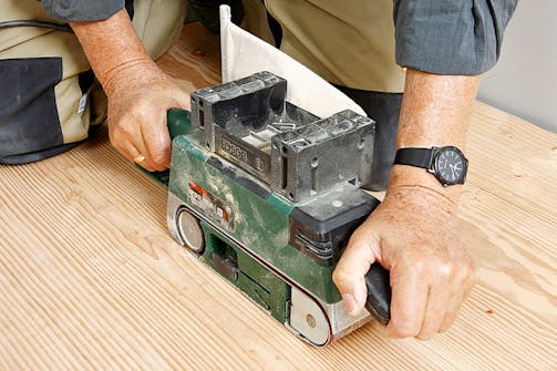 Skær propper til med en multicutter: En multicutter kan skære meget tæt på underlaget, men en efterfølgende slibning er dog nødvendig for at få overfladen helt plan. Skær propper til med en multicutter: En multicutter kan skære meget tæt på underlaget, men en efterfølgende slibning er dog nødvendig for at få overfladen helt plan.